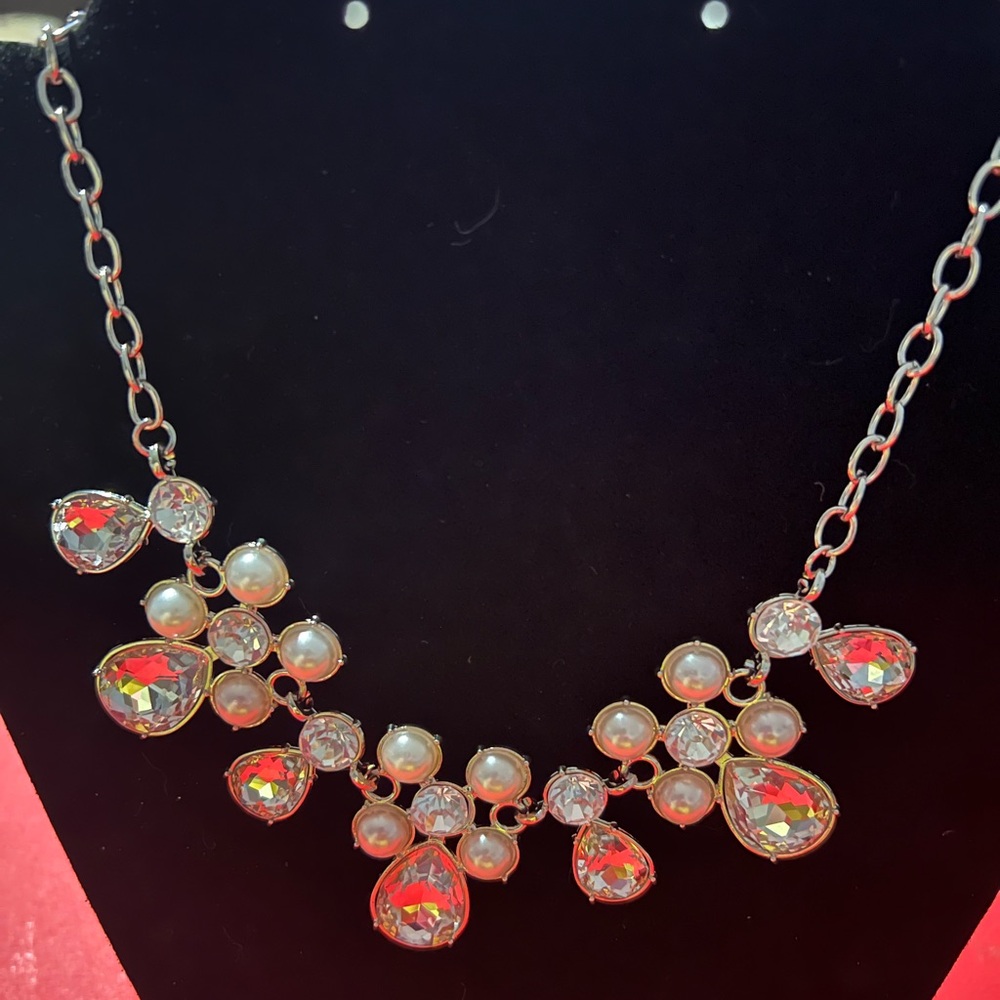 Elegant Pearl and Crystal Necklace